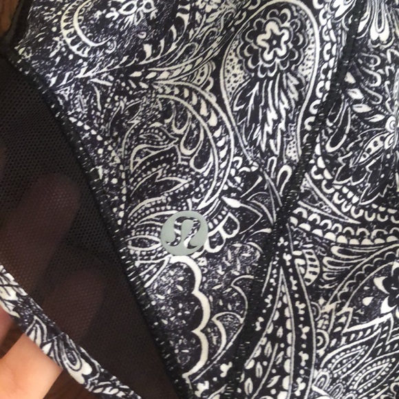 Lululemon black/white pattern short sz 4 has liner 2.5”” inseam - Picture 3 of 6